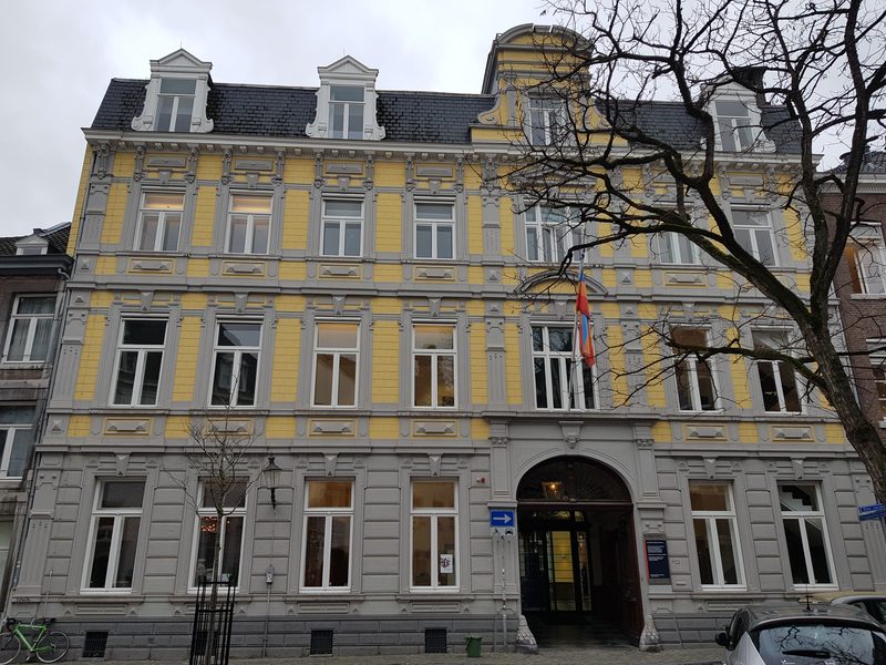 The yellow and grey facade of Herenhuis Hustinx at Kapoenstraat 2, MSP's first home